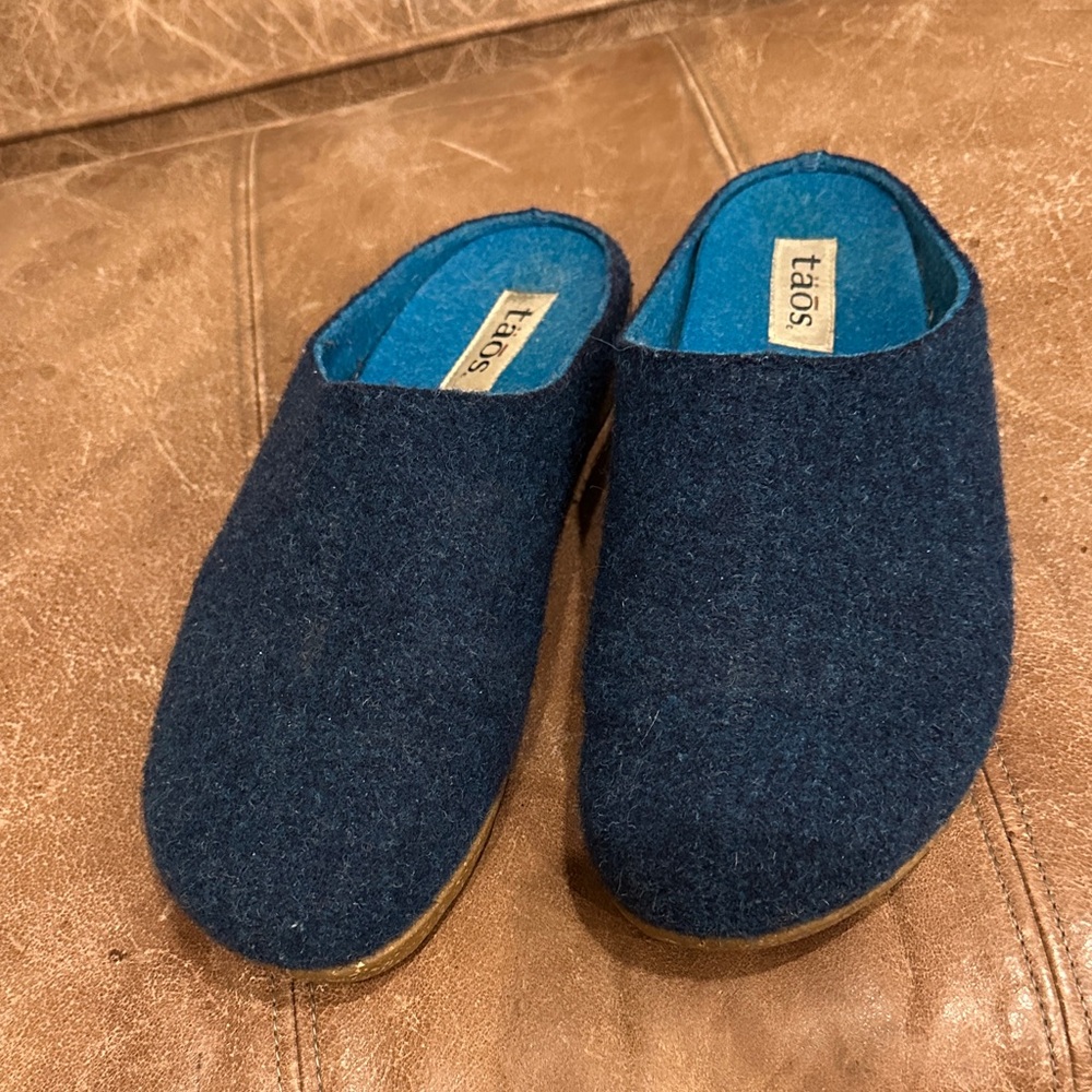 Taos Footwear Navy Blue Felt Slip-On Clogs